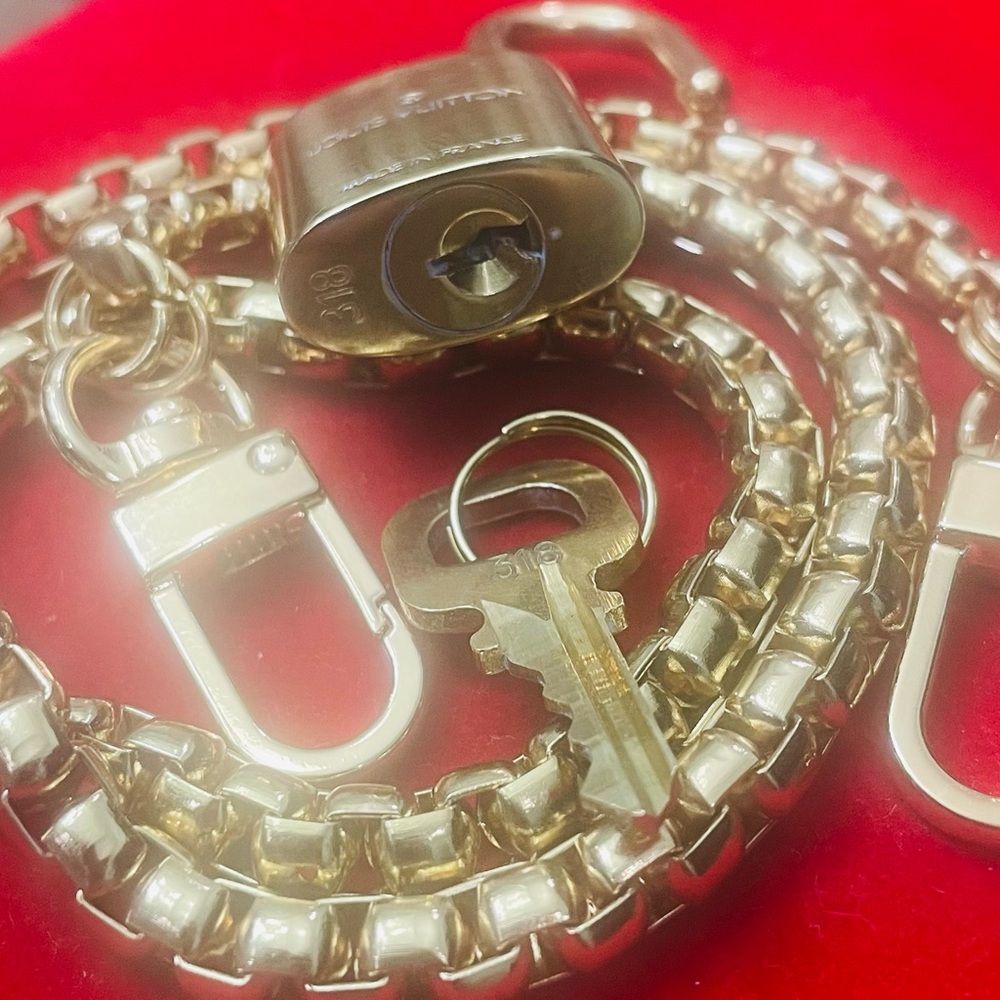 Louis Vuitton Authentic Brass Metal Padlock & Key # 318